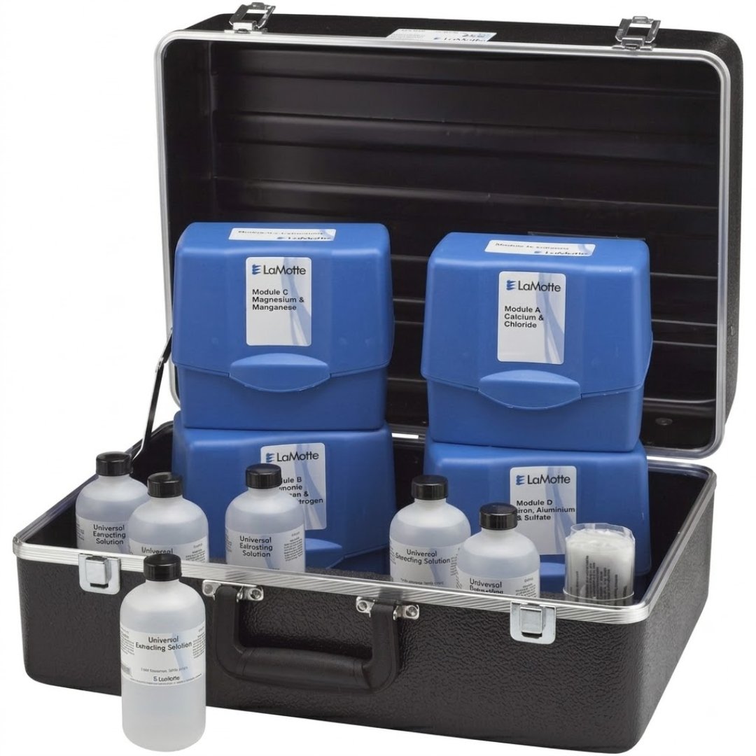 Kit análisis de suelo LaMotte AM-32 para evaluar 9 factores de nutrientes. Incluye módulos, reactivos para 50 pruebas por factor y maletín de transporte.
